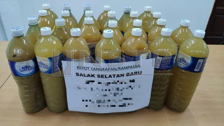 BOTOL mengandungi cecair dipercayai air ketum yang dirampas dalam serbuan di Taman Desa Petaling, Kuala Lumpur, semalam. FOTO Ihsan PDRM