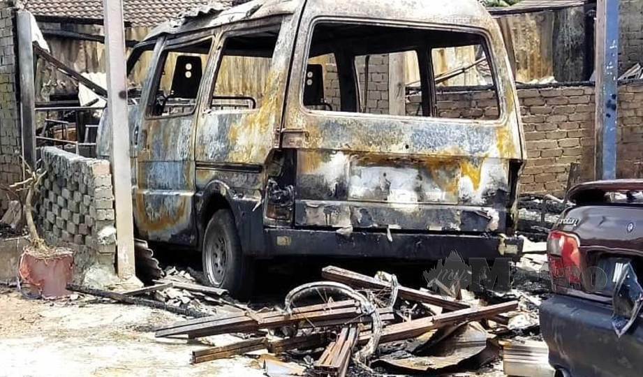 KEADAAN van yang musnah dalam kebakaran membabitkan tiga lagi kereta selepas garaj kereta terbakar di Bandar Sunggala, Port Dickson. FOTO Mohd Khidir Zakaria
