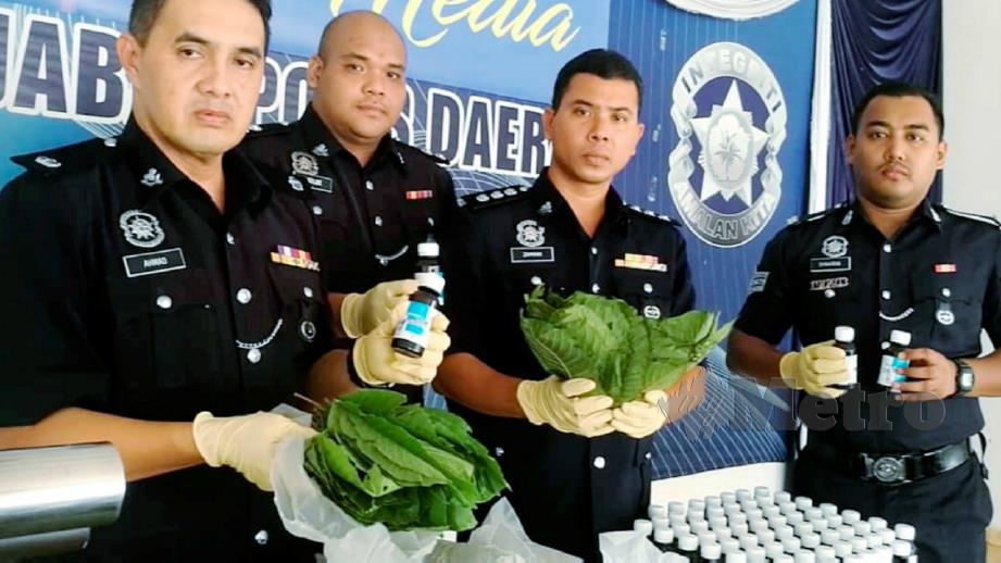 KETUA Polis Jeli, Deputi Superintendan Ahmad Arifin (kiri) bersama pegawainya menunjukkan sebahagian 1,220 bungkus daun ketum seberat 250kg dan 144 botol ubat batuk yang dirampas di Jalan Batu Melintang, Jeli malam Selasa lalu. FOTO Ihsan Polis
