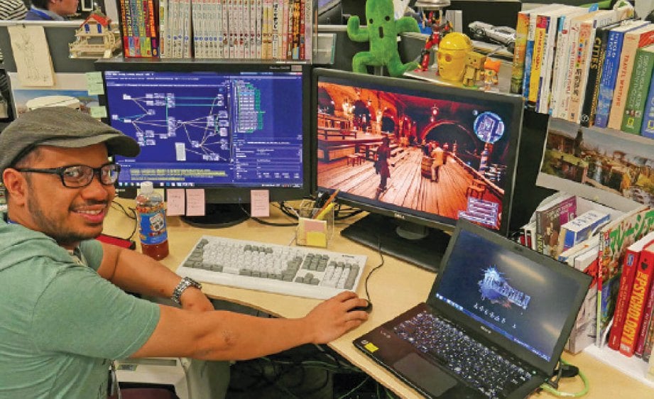 HAZMER di meja kerjanya di Square Enix, Tokyo.