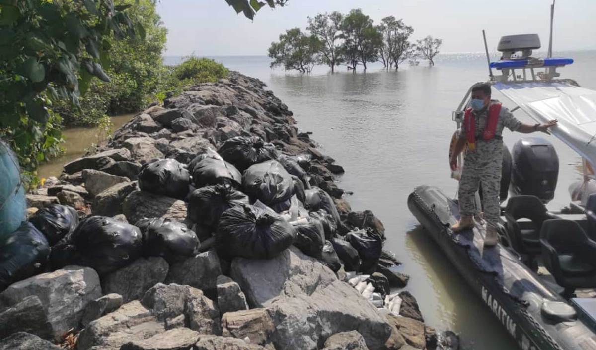 APMM Zon Maritim Kuala Perlis berjaya merampas 400 kg daun ketum yang cuba diseludup ke Thailand menggunakan laluan laut di persisiran Pantai Kurung Tengar, Kuala Perlis. FOTO Ihsan APMM Kuala Perlis