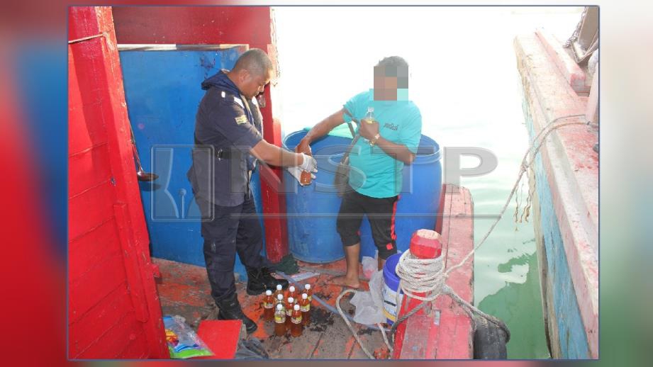 Daun dan air ketum yang dirampas daripada lelaki warga Thailand. FOTO Maritim Malaysia