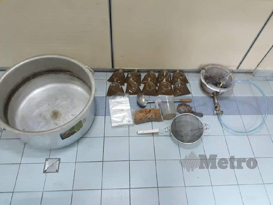AIR ketum dan peralatan yang dirampas dalam serbuan di sebuah rumah di Paka. FOTO Ihsan Polis.