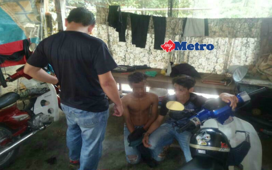 Antara lelaki yang disyaki penagih dadah ditahan dalam serbuan di sebuah rumah di Kampung Belakang Market, di sini, hari ini. FOTO ihsan AADK