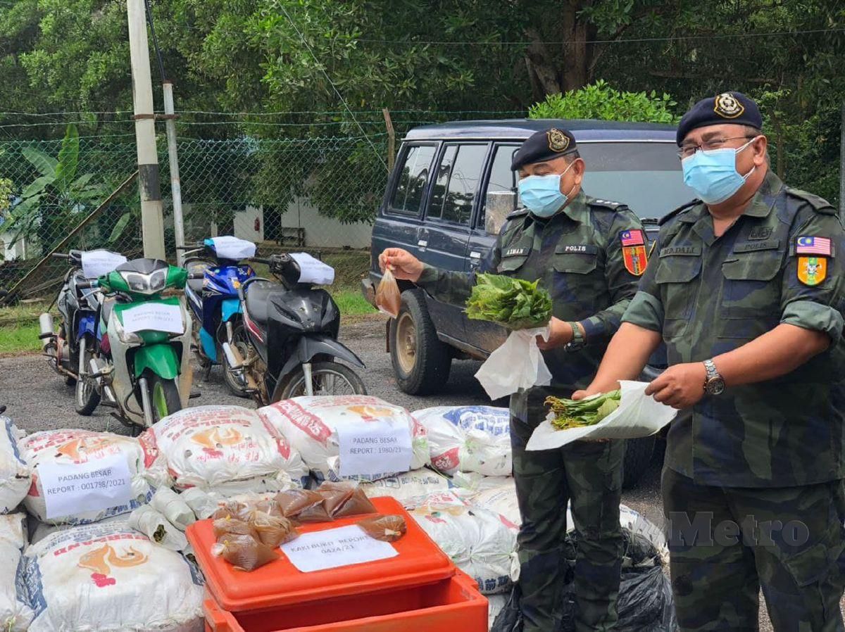 Md Dali menunjukkan daun ketum yang dirampas bersama motosikal dan kenderaan yang digunakan penyeludup dalam Op Benteng Covid di sempadan Malaysia-Thailand. FOTO ZULIATY ZULKIFFLI