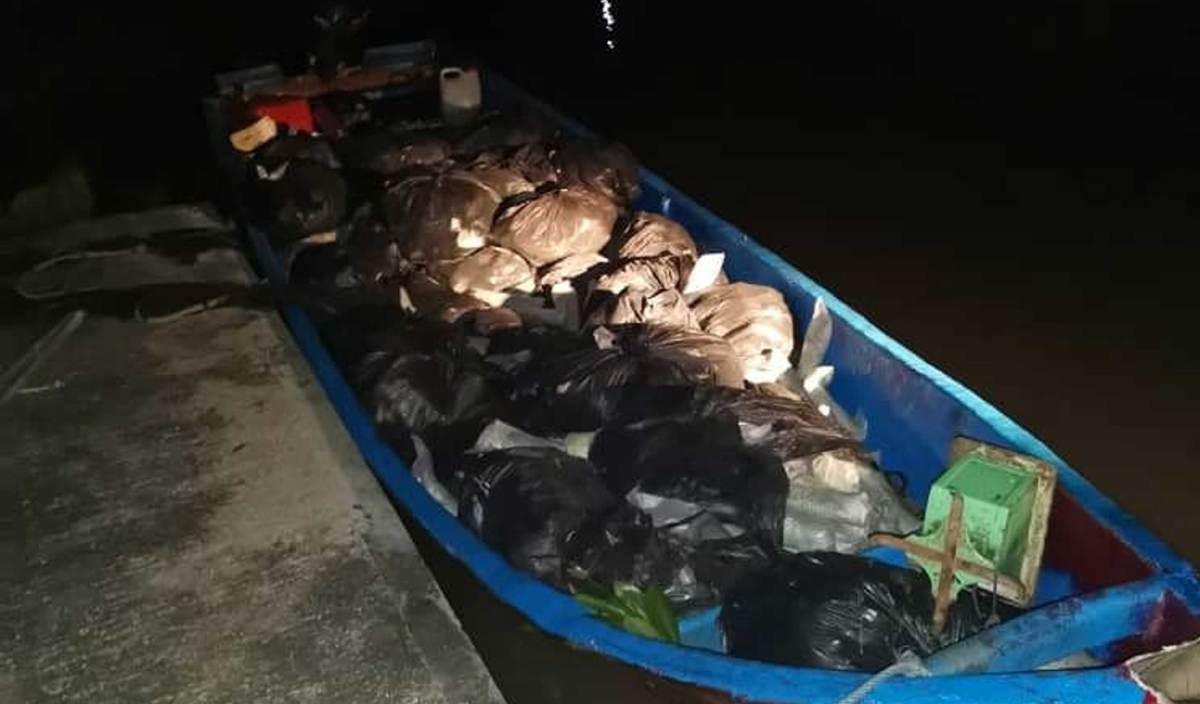 AGENSI Penguatkuasaan Maritim Malaysia (APMM) Zon Kuala Perlis berjaya mematahkan cubaan menyeludup 500 kilogram daun ketum bernilai RM15,000 ke Thailand melalui perairan Kuala Perlis. FOTO Ihsan APMM