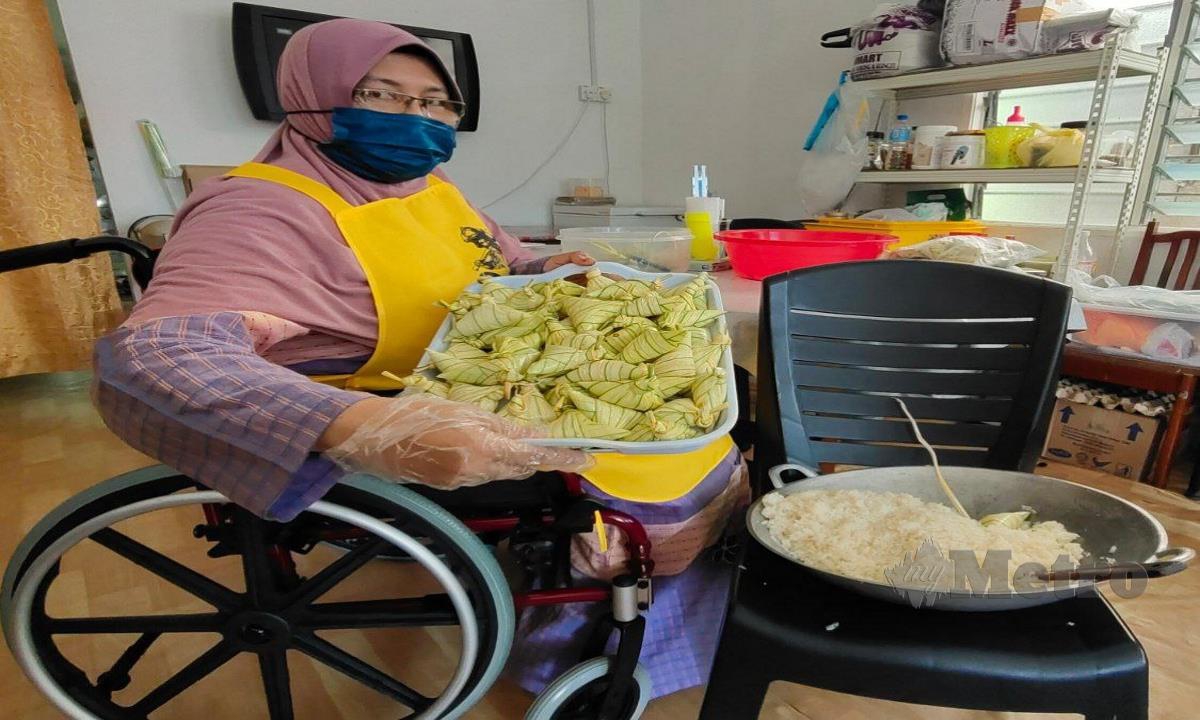 Hanismariza sibuk menyiapkan tempahan ketupat palas pelanggannya. FOTO Syaherah Mustafa