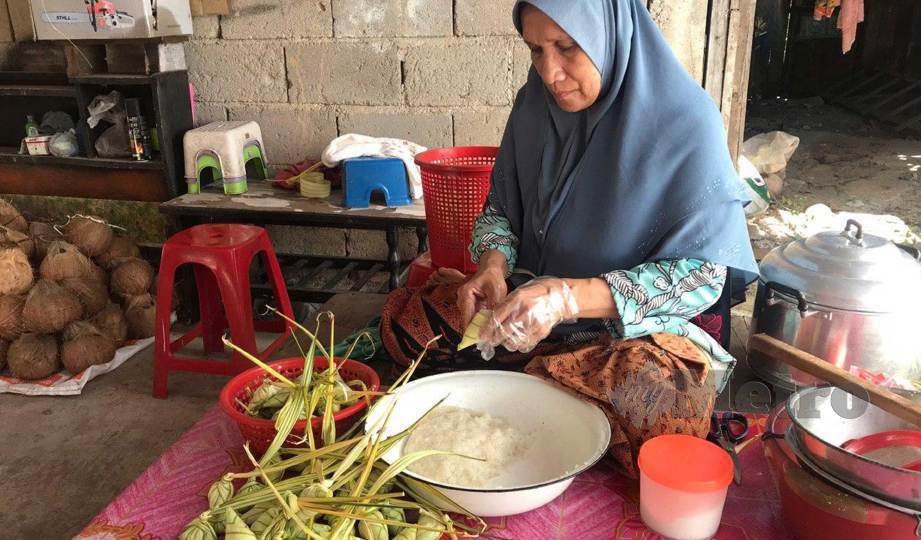 RAHIMAH mampu menyiapkan sehingga 1,000 biji ketupat sehari bagi memenuhi tempahan pelanggannya. FOTO Hazira Ahmad Zaidi