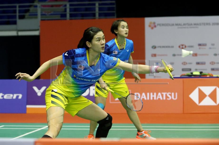 KHE Wei (kiri) bersama daripada arena badminton gara-gara sering cedera di lutut. FOTO/NSTP 
