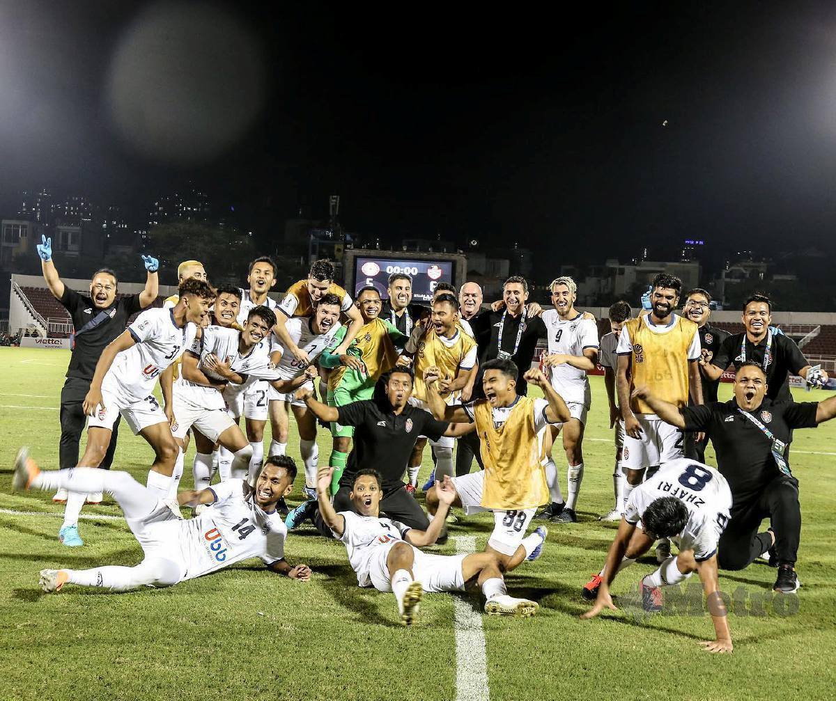PEMAIN dan pengurusan KL City FC meraikan kejayaan layak ke final Zon Asean Piala AFC. FOTO FB KL CITY FC 