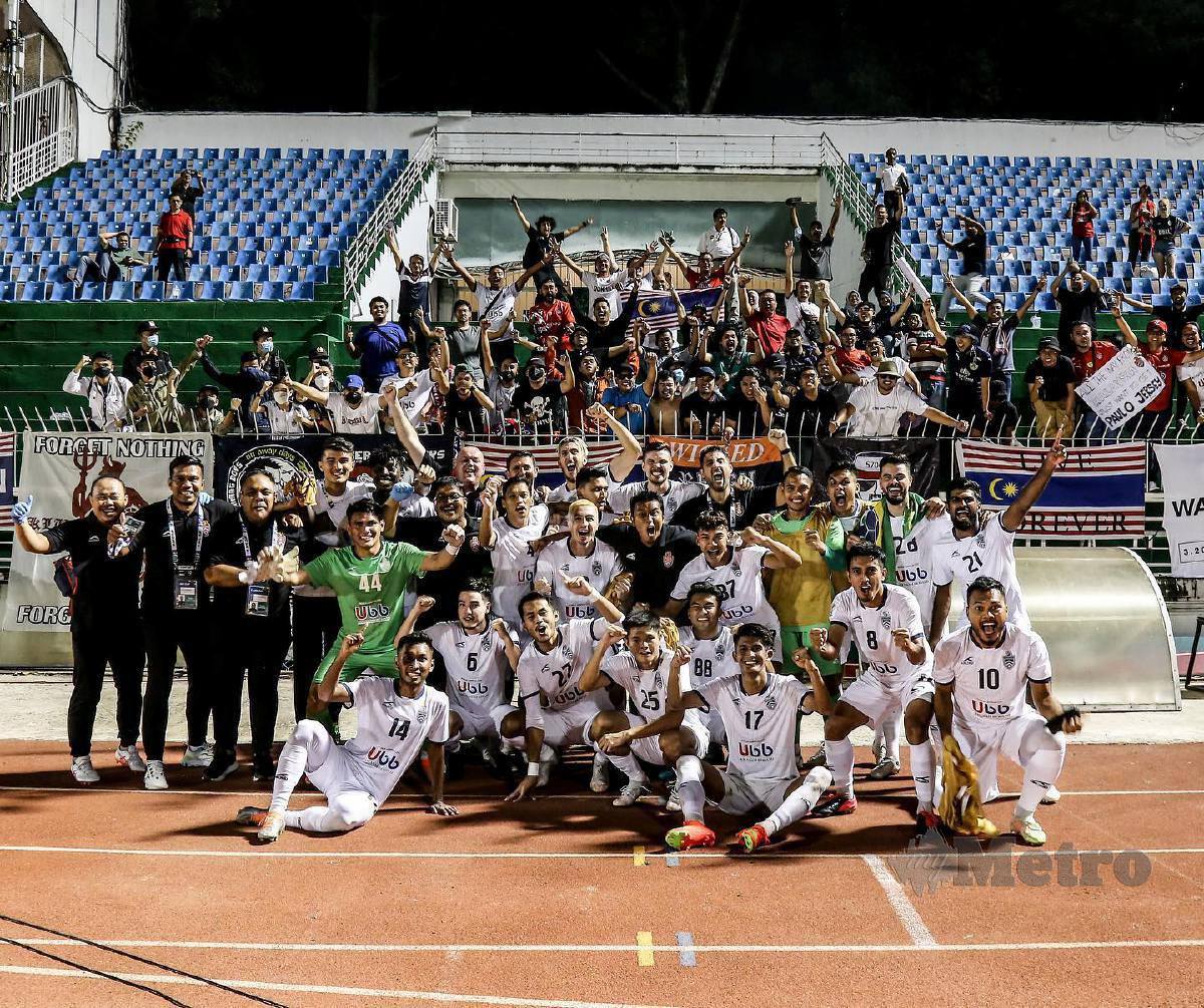 PEMAIN dan pegawai pasukan KL City FC bergambar bersama penyokong selepas menewaskan Viettel FC, malam tadi. FOTO FB KL CITY FC