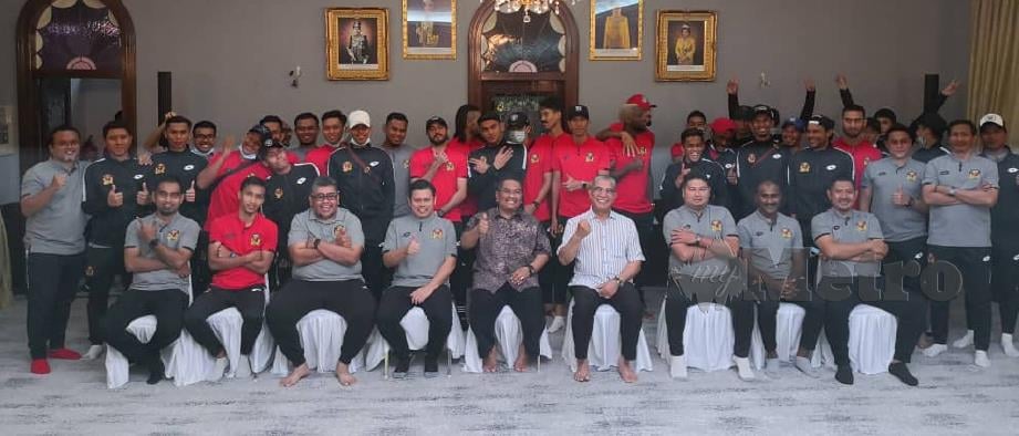 SANUSI    (duduk tengah) bergambar bersama barisan pemain, jurulatih, pengurusan skuad Kedah selepas mengadakan majlis jamuan makan dan sesi ramah mesra di kediaman rasmi Menteri Besar di Seri Mentaloon, semalam.