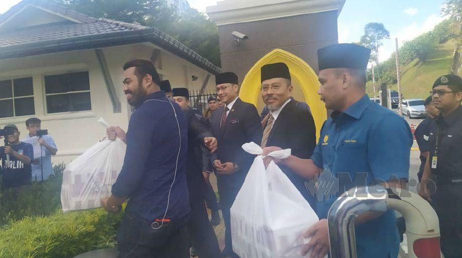 PEGAWAI Istana Negara menyerahkan ayam goreng KFC kepada petugas media. FOTO NSTP