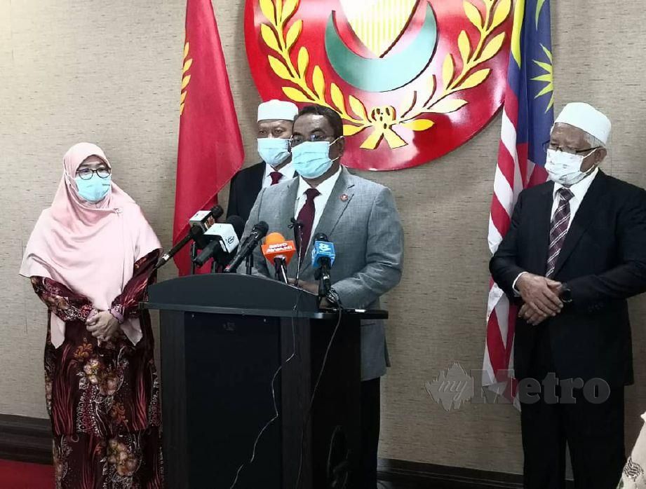 MUHAMMAD Sanusi (dua kanan) pada sidang media mengumumkan nama Darulaman FC. FOTO Izzali Ismail