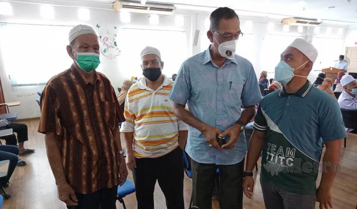 ROSOL (dua kanan) bermesra dengan beberapa jurumandi dan pembantu jurumandi jenazah selepas merasmikan perjumpaan dengan golongan di Pejabat Agama Daerah Hulu Terengganu. FOTO Baharom Bakar