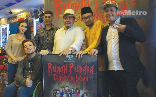 MAMAT Khalid (tengah) bersama pelakon filem Rumah Pusaka Di Simpang JAalan.