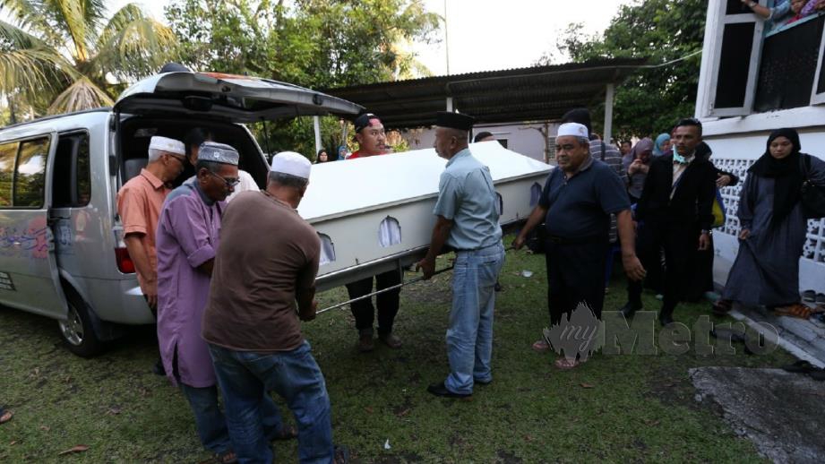Jenazah Siti Kharina tiba kediaman keluarganya di Kampung Tengah, Kuala Pilah. FOTO Iqmal Haqim Rosman