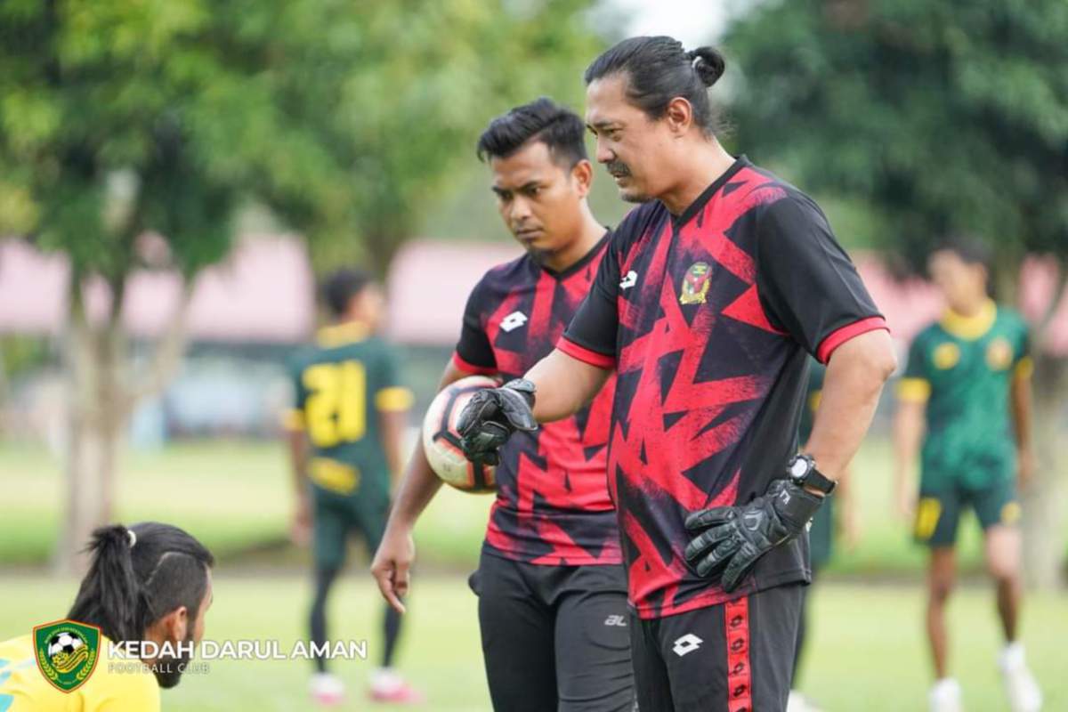 KHAIRUL AZMAN (kanan) memulakan latihan hari pertama sebagai jurulatih penjaga gol bersama pasukan Kedah di padang latihan MADA semalam. - FOTO Ihsan Kedah Darul Aman FC (KDA FC)