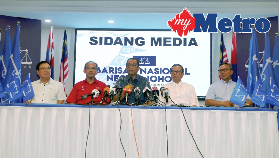 KHALED (tiga dari kiri) ketika sidang media khas Barisan Nasional Johor di Rumah UMNO Johor di Johor Bahru. -Foto HAIRUL ANUAR RAHIM