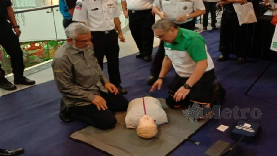 KHLAID (kiri) mencuba teknik CPR ketika menghadiri Hari Kesihatan anjuran St John Ambulans Malaysia Wilayah Persekutuan. FOTO ROSDAN WAHID