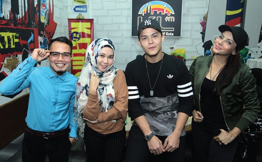 MAS Khan bersama (dari kiri) DJ ND, Falisha Crossley dan Raja Ilya ketika mempromosikan FFM28 di radio KLFM.