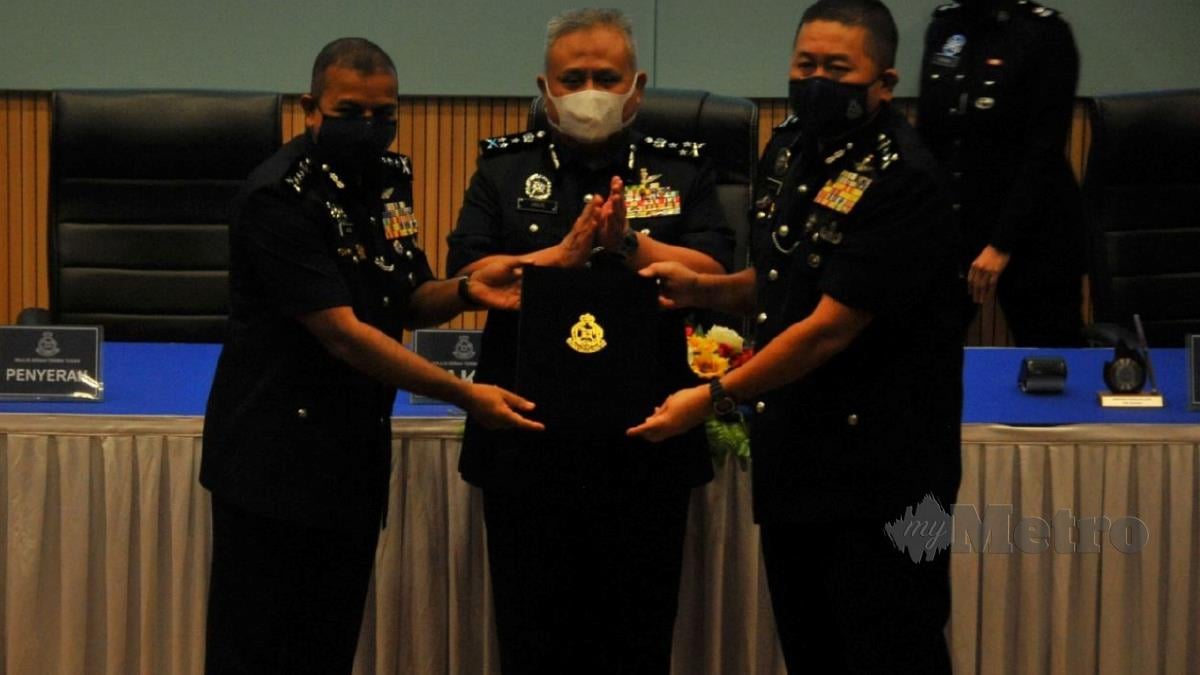 AYOB Khan (kiri) menyerahkan jawatan pemangku Ketua Polis Johor kepada Khaw (kanan) disaksikan Abd Jalil (tengah). FOTO Nurul Amanina Suhaini.