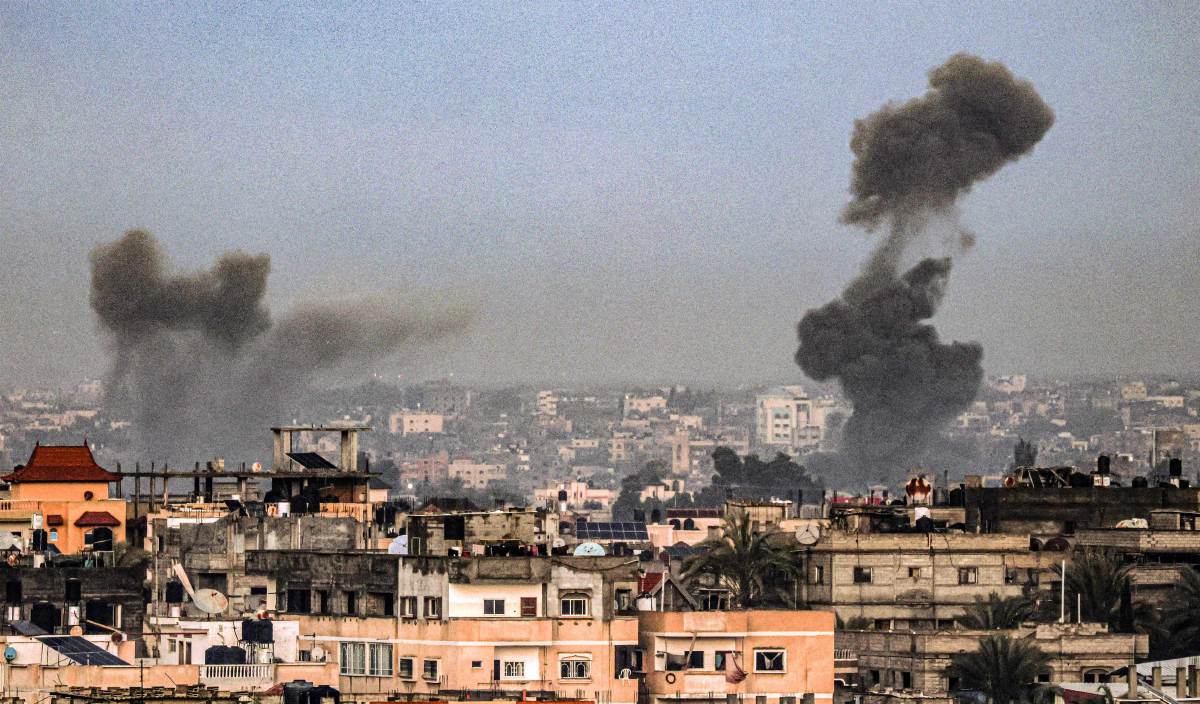 ASAP mengepul di atas bangunan semasa pengeboman tentera rejin Zionis di Khan Younis. FOTO AFP