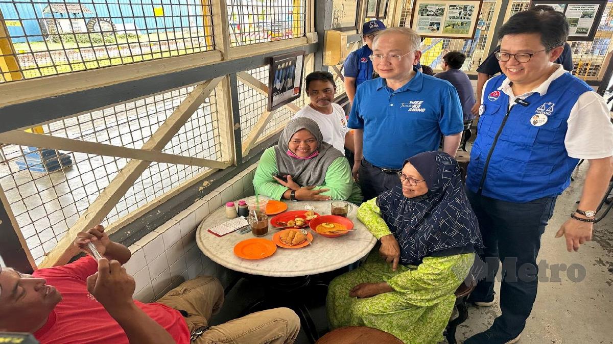 WEE Ka Siong dan Gan beramah mesra bersama orang ramai di Stesen Keratapi Tanah Melayu (KTM) Kluang Johor. FOTO Mohamad Fahd Rahmat