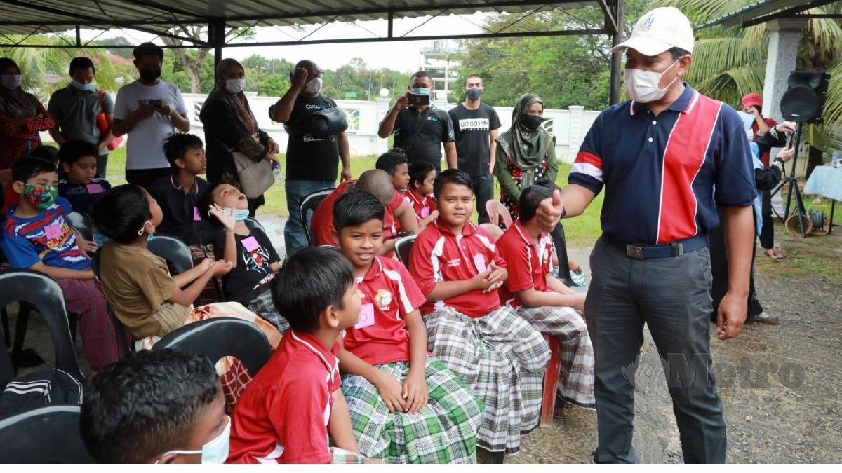 HAMDAN bertemu dengan sebahagian 46 kanak-kanak pada Program Khatan Perdana di Surau Balok Permai. FOTO Mohd Rafi Mamat