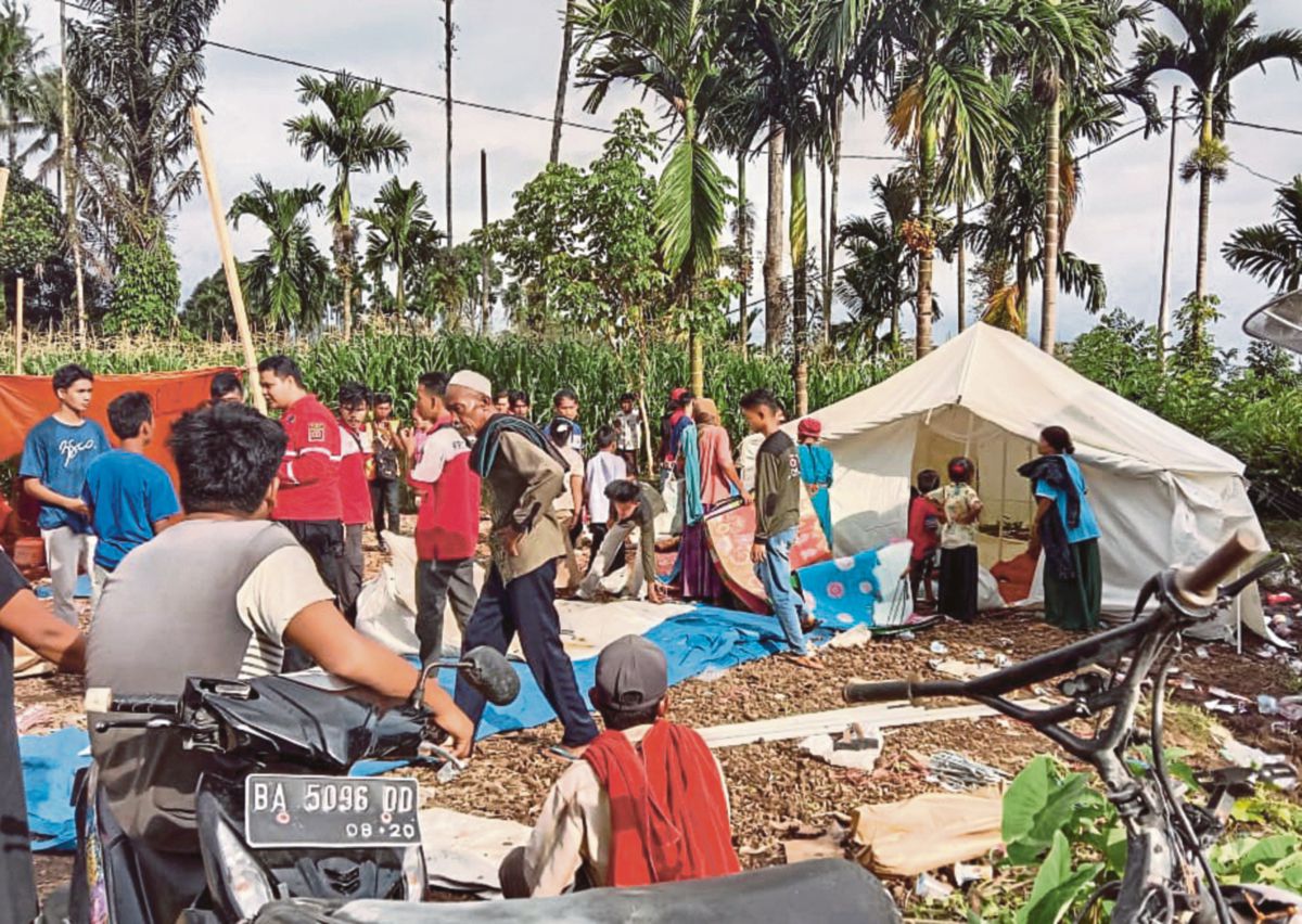 KHEMAH menempatkan mangsa gempa bumi di Pasaman Barat, Sumatera Barat. FOTO EPA 
