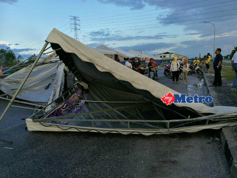 Antara khemah gerai yang runtuh dilanda ribut. FOTO ihsan pembaca