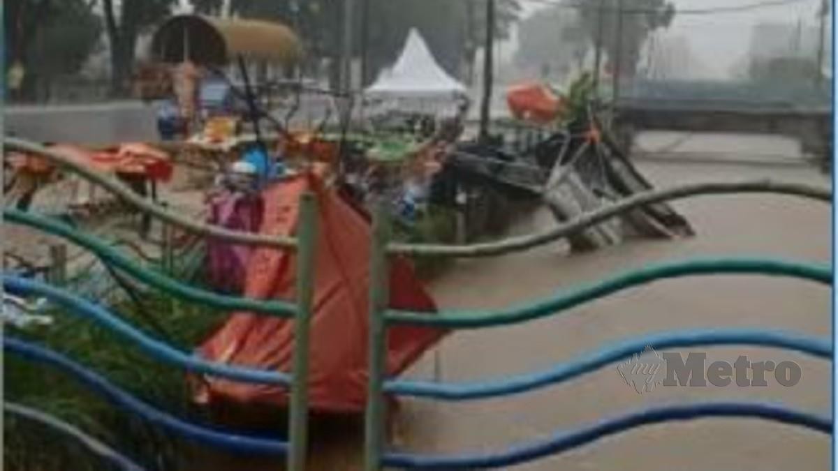 TANGKAP layar khemah peniaga bazar Ramadan yang diterbangkan ribut. FOTO ihsan pembaca