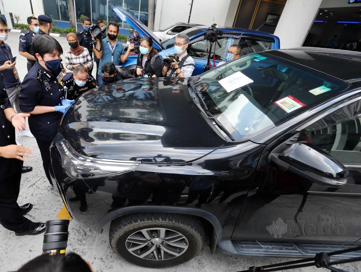 Yong Lei Choo menunjukkan kenderaan yang dirampas  pada sidang media rampasan kereta mewah yang dicuri sindiket di IPD Sentul. FOTO SAIFULLIZAN TAMADI