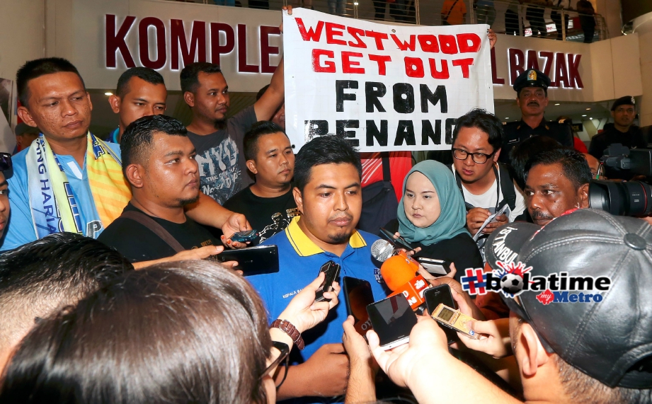 Mohd Khir (tengah) ditemui media selepas menyerahkan memorandum menuntut Ketua Menteri Pulau Pinang campur tangan dalam prestasi pasukan bola sepak Pulau Pinang di Kompleks Tun Abdul Razak (KOMTAR). FOTO Danial Saad 