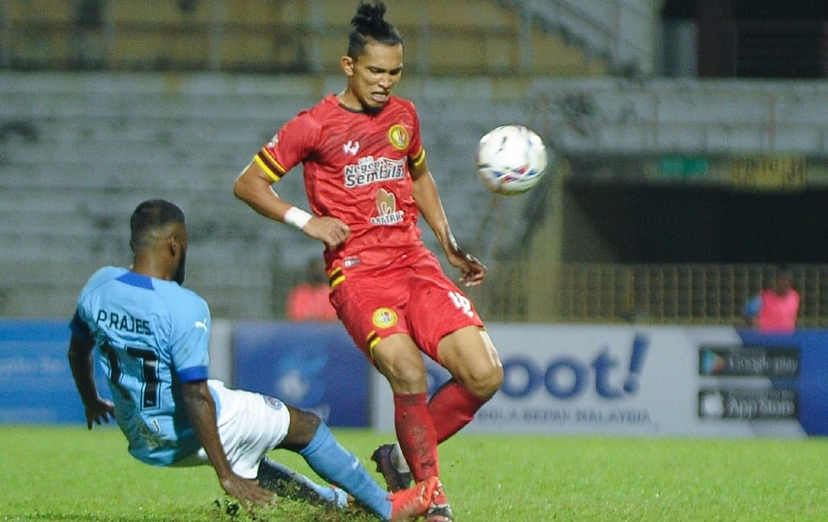 KHUZAIMI berusaha mengekang asakan pemain PJ City FC dalam aksi Liga Super di Paroi, minggu lalu. FOTO Ihsan NSFC