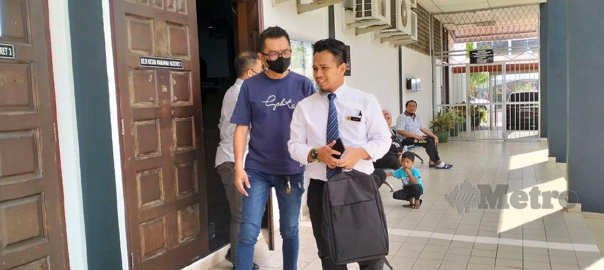 SYARIKAT Haribah Industries Sdn Bhd diwakili ahli lembaga pengarah (memakai pelitup muka) didenda RM10,000 oleh Mahkamah Majistret Tawau, selepas didapati melakukan kesalahan kali kedua atas pertuduhan gagal memanggil balik produk Ogos lalu. FOTO Abdul Rahemang Taiming