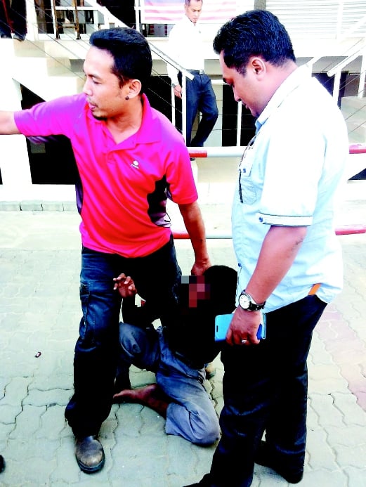 ORANG awam menahan gelandangan yang didakwa cuba culik budak sebelum diserahkan kepada polis.