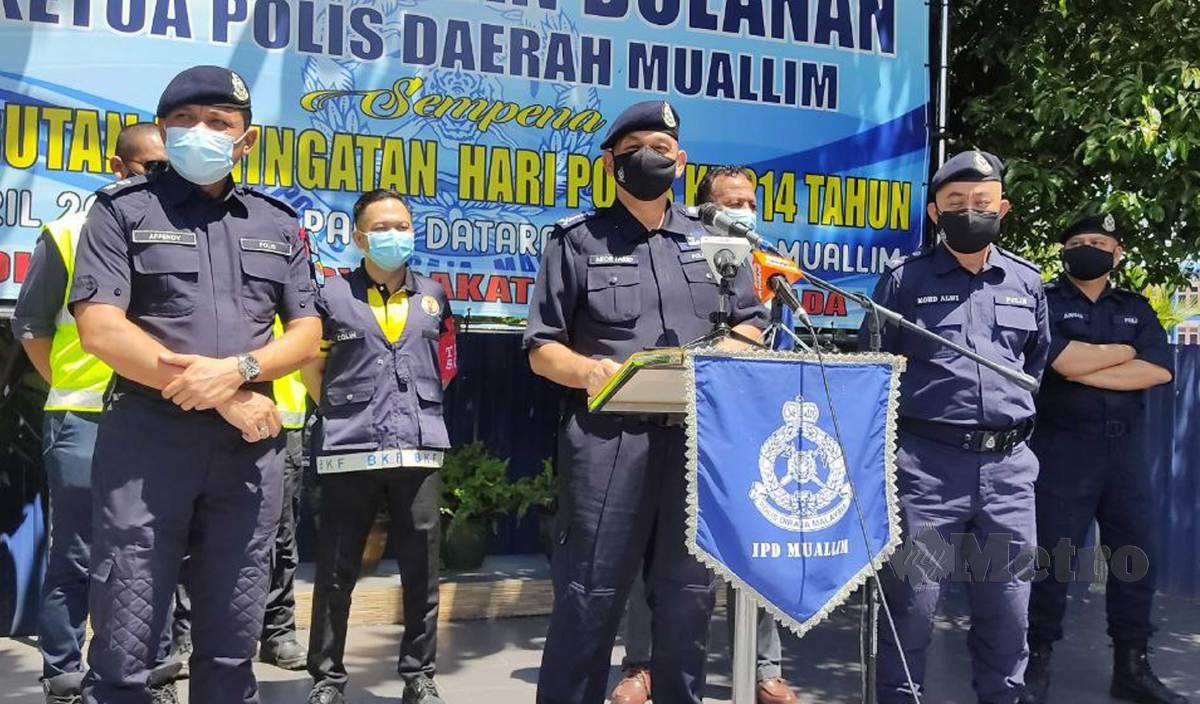 Datuk Mior Faridalathrash Wahid (tengah) ketika sidang media di perkarangan Ibu Pejabat Polis Daerah (IPD) Muallim, hari ini. FOTO ROSMAN SHAMSUDIN.