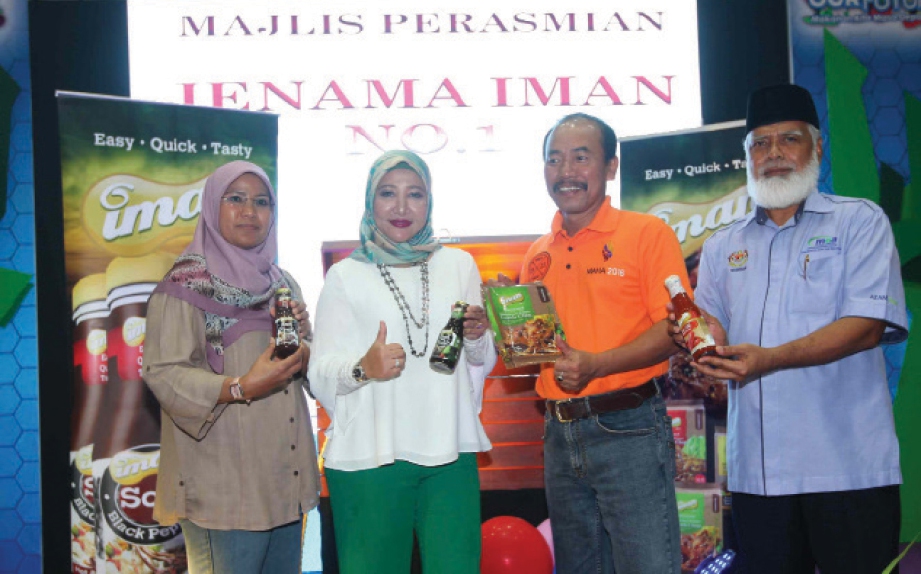 DR Ismail (dua dari kanan) dan Rina (dua dari kiri) selepas melancarkan produk Iman No.1.