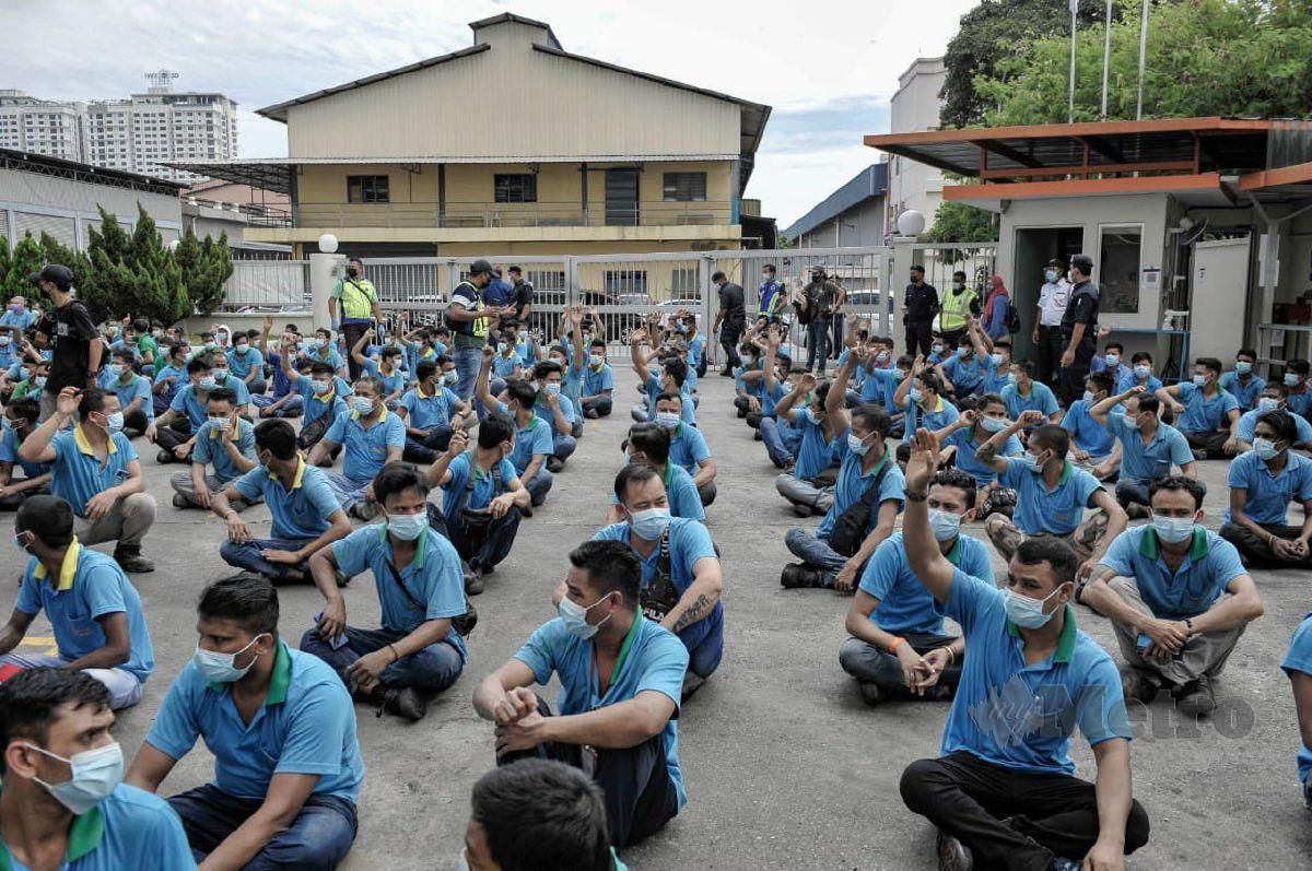 SEBAHAGIAN pekerja warga asing ditahan di sebuah kilang besi dalam serbuan Op Patuh oleh agensi di bawah Kementerian Dalam Negeri di Subang Jaya. FOTO Aizuddin Saad
