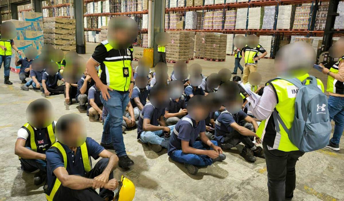 SERAMAI 47 pekerja kilang warga asing ditahan Jabatan Imigresen Malaysia (JIM) Johor, dalam satu operasi Ops Mahir di kawasan kilang dekat Kluang, semalam. FOTO IHSAN JIM Johor