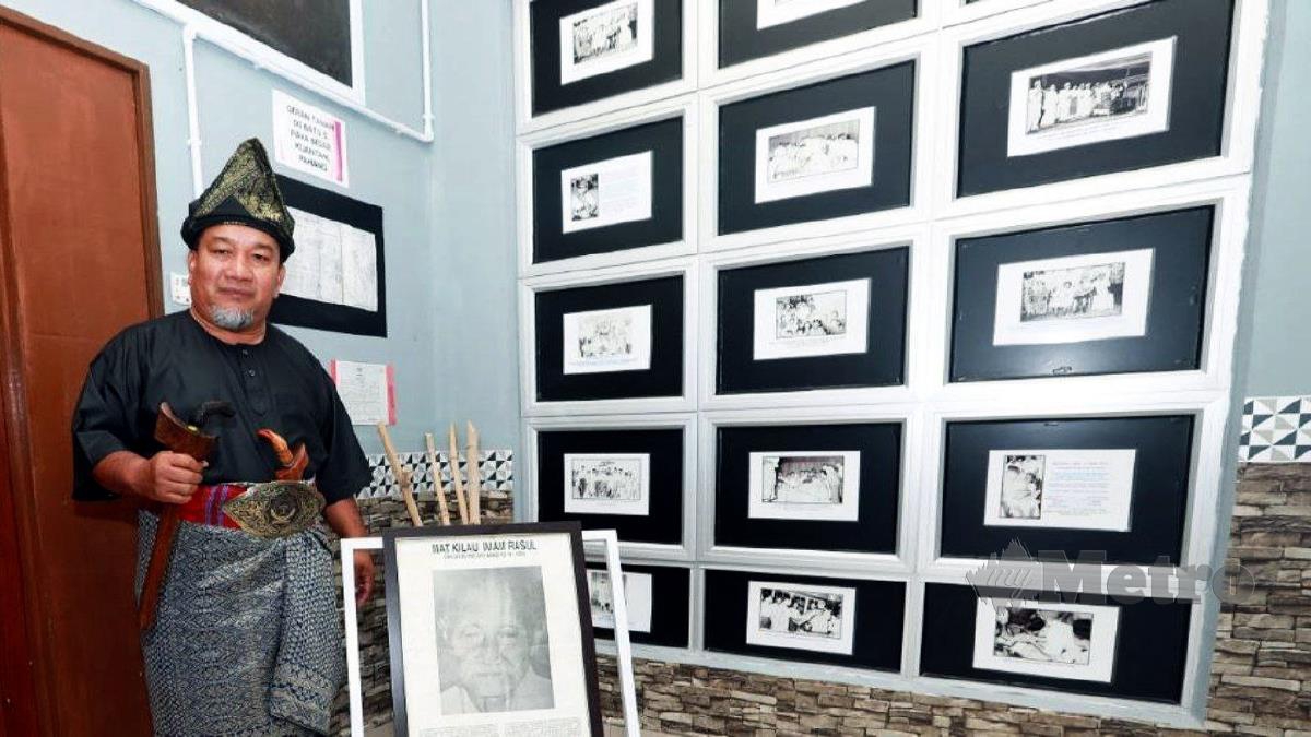 Mohd Alhamadi di Galeri Mat Kilau di SK Padang Garuda yang diwujudkan sejak enam tahun lalu. FOTO MOHD RAFI MAMAT
