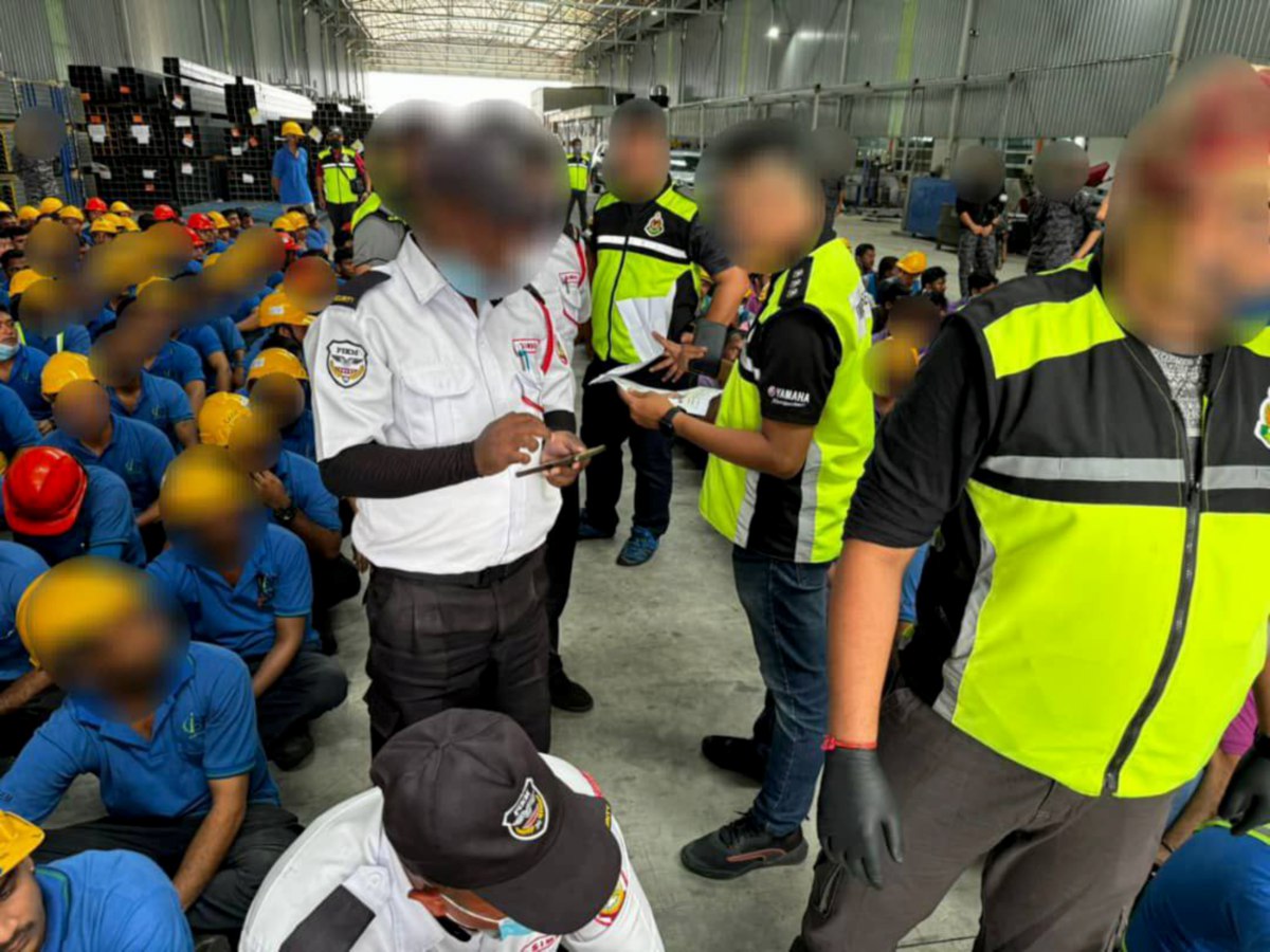 JABATAN Imigresen Malaysia Johor menahan 125 Pati dalam pelbagai operasi dekat Senai di sini, semalam selepas dipercayai bekerja tanpa permit sah.  FOTO JIM Johor