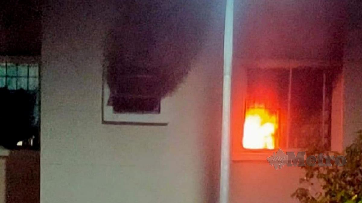 KEDIAMAN di Residensi Warnasari, Bandar Puncak Alam, terbakar malam tadi. FOTO Ihsan Bomba.