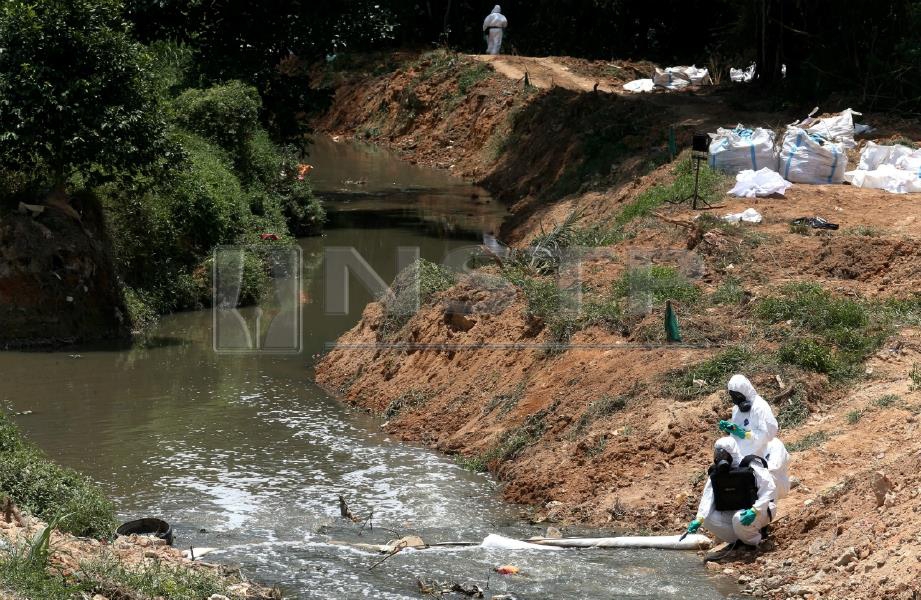 GAMBAR fail menunjukkan kerja pembersihan Sungai Kim Kim, semalam. FOTO Mohd Azren Jamaludin