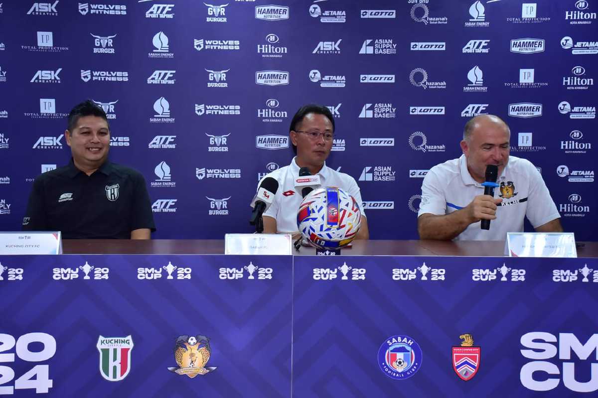 DATUK Ong Kim Swee (tengah) bersama ketua jurulatih Kuching City, Aidil Sharin Sahak (kiri) dan ketua jurulatih Hougang United, Marko Kraljevic pada sidang media Piala SMJ di Kota Kinabalu. FOTO IHSAN SABAH FC