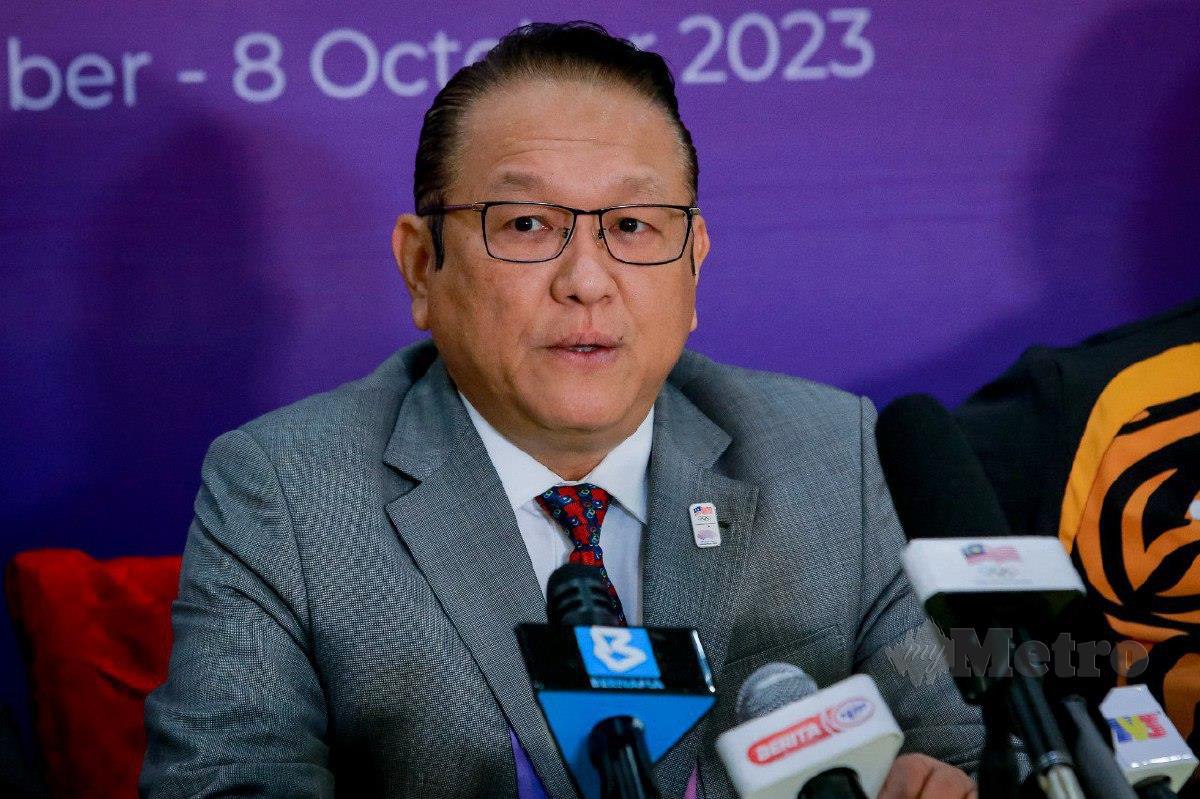 DATUK Chong Kim Fatt bercakap ketika sidang media kontinjen Malaysia Sukan Asia 2022, hari ini, FOTO ASYRAF HAMZAH