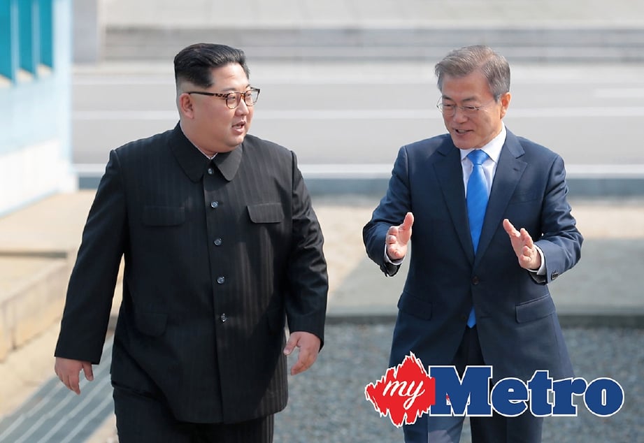 JONG Un (kiri) berjalan bersama Jae-in di Zon Bebas Tentera sempenasidang kemuncak pertama kedua belah pihak. -AFP