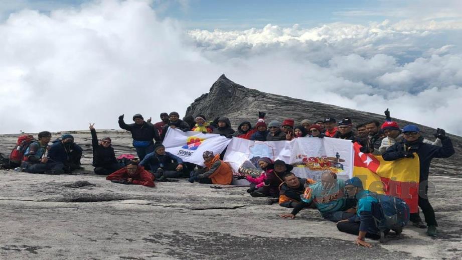 KAKITANGAN MPSepang bergambar di puncak Gunung Kinabalu.