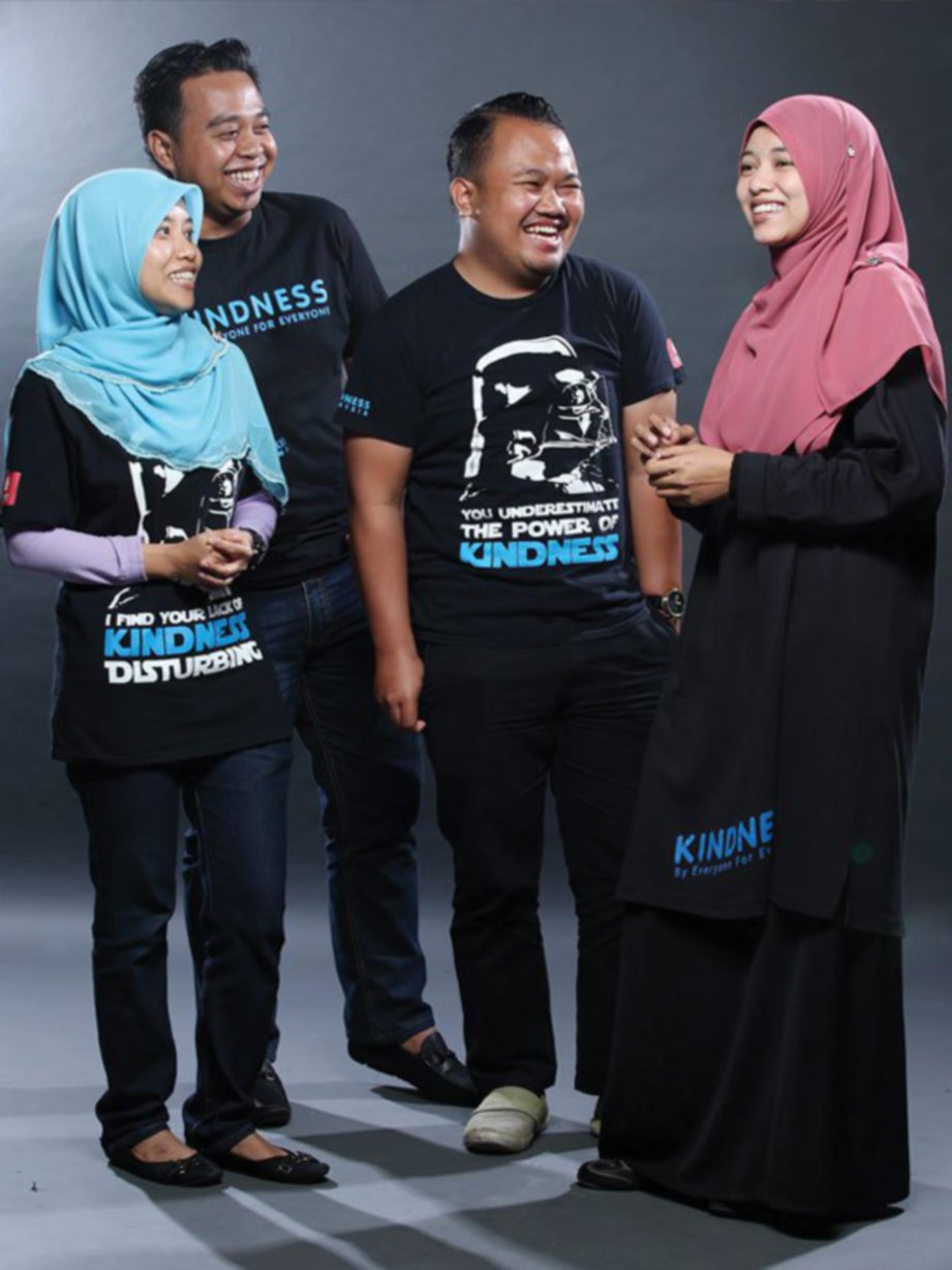 SUKARELAWAN Kindness (dari kiri) Iman, Zulkarnain, Mohd Hafiz dan Fatin Amira. 